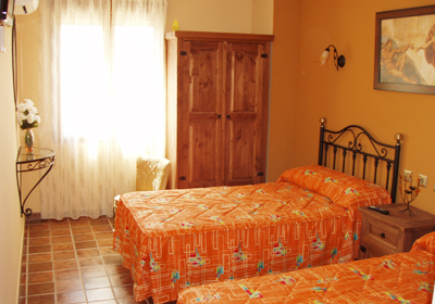 Disponemos de tres habitaciones dobles con baño, T.V. y Wi-Fi.Casa Rural El Yedron.